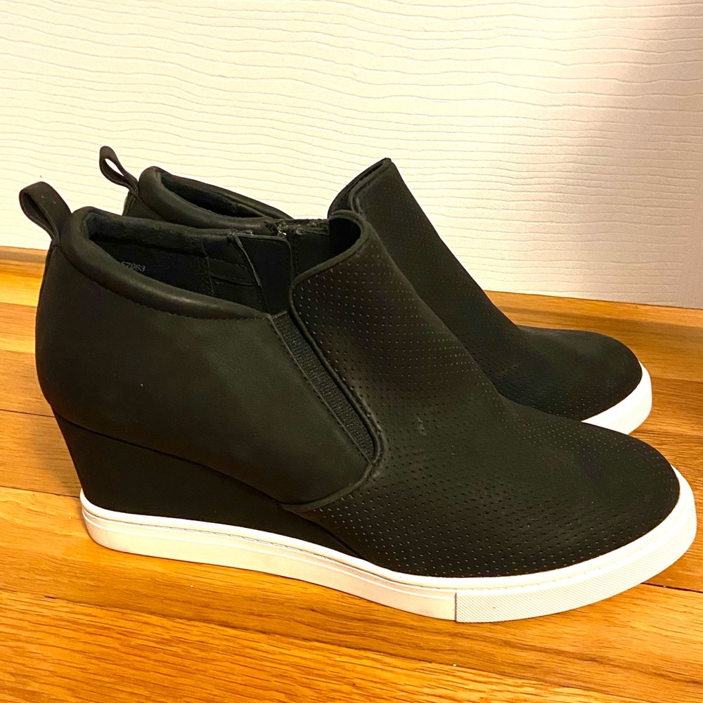 Susina Areya Black Wedge Sneakers